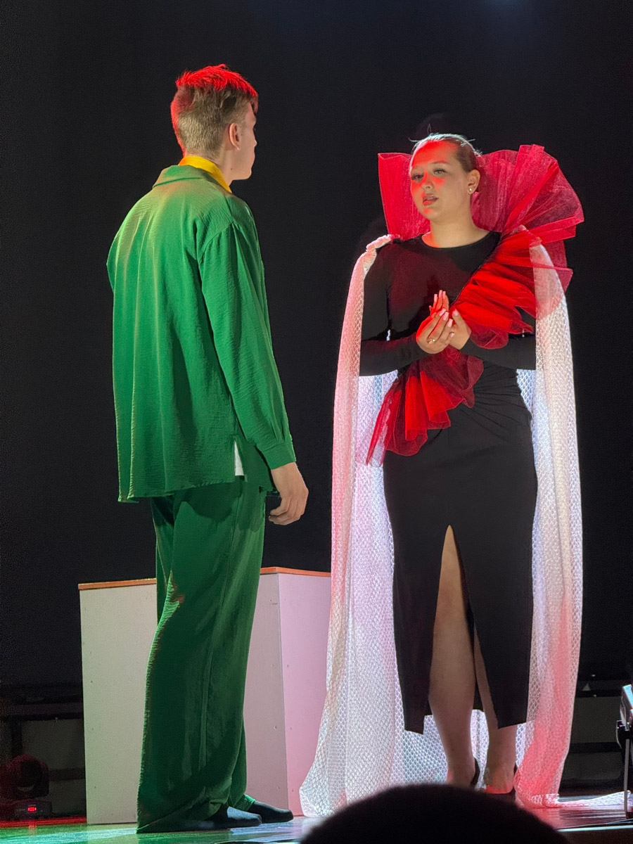 Как понять, что перед вами по-настоящему великое произведение? В первую очередь оно точно не оставит равнодушным. Так произошло и с Ильей Поляковым, героем нашего материала, еще в детстве полюбившем, пожалуй, самую известную книгу Экзюпери. А недавно он побывал на постановке по этой трогательной истории. Своими мыслями о спектакле «Маленький принц» студенческого театра в Муромцеве он делится с читателями «Ключ-Медиа».