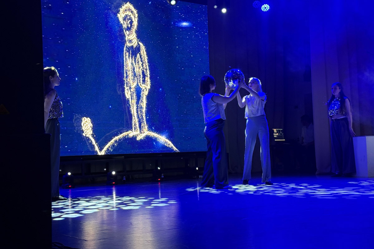 Как понять, что перед вами по-настоящему великое произведение? В первую очередь оно точно не оставит равнодушным. Так произошло и с Ильей Поляковым, героем нашего материала, еще в детстве полюбившем, пожалуй, самую известную книгу Экзюпери. А недавно он побывал на постановке по этой трогательной истории. Своими мыслями о спектакле «Маленький принц» студенческого театра в Муромцеве он делится с читателями «Ключ-Медиа».