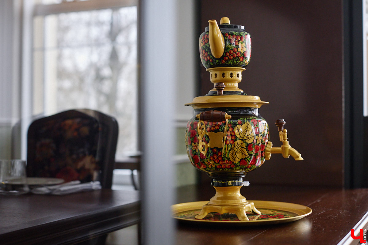 Весной ведущие российские кулинары состязаются в креативе, создавая умопомрачительные десерты. Парадокс в том, что их рецепты на самом деле придуманы более двух тысяч лет назад и в основе своей остались неизменны. Так, во владимирском трактире «Вновь» вернули из забвения александрийский кулич и многослойный курник.