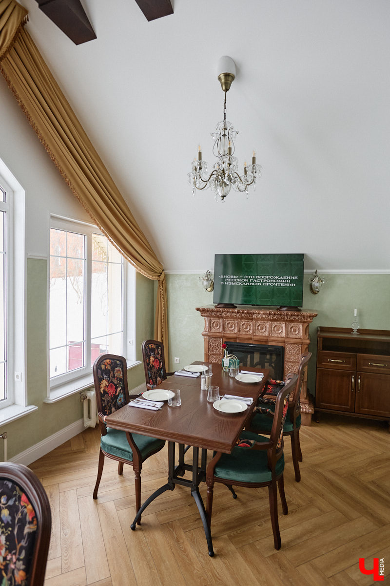 Весной ведущие российские кулинары состязаются в креативе, создавая умопомрачительные десерты. Парадокс в том, что их рецепты на самом деле придуманы более двух тысяч лет назад и в основе своей остались неизменны. Так, во владимирском трактире «Вновь» вернули из забвения александрийский кулич и многослойный курник.