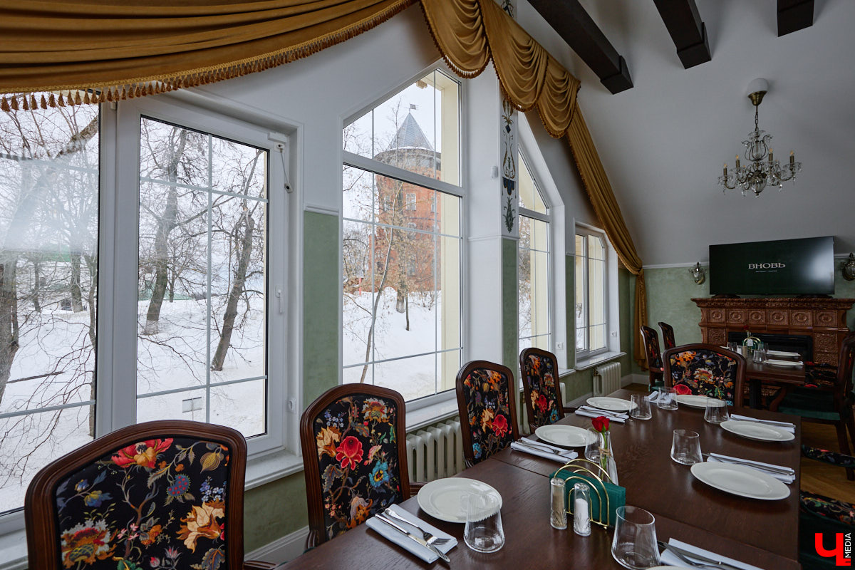 Весной ведущие российские кулинары состязаются в креативе, создавая умопомрачительные десерты. Парадокс в том, что их рецепты на самом деле придуманы более двух тысяч лет назад и в основе своей остались неизменны. Так, во владимирском трактире «Вновь» вернули из забвения александрийский кулич и многослойный курник.