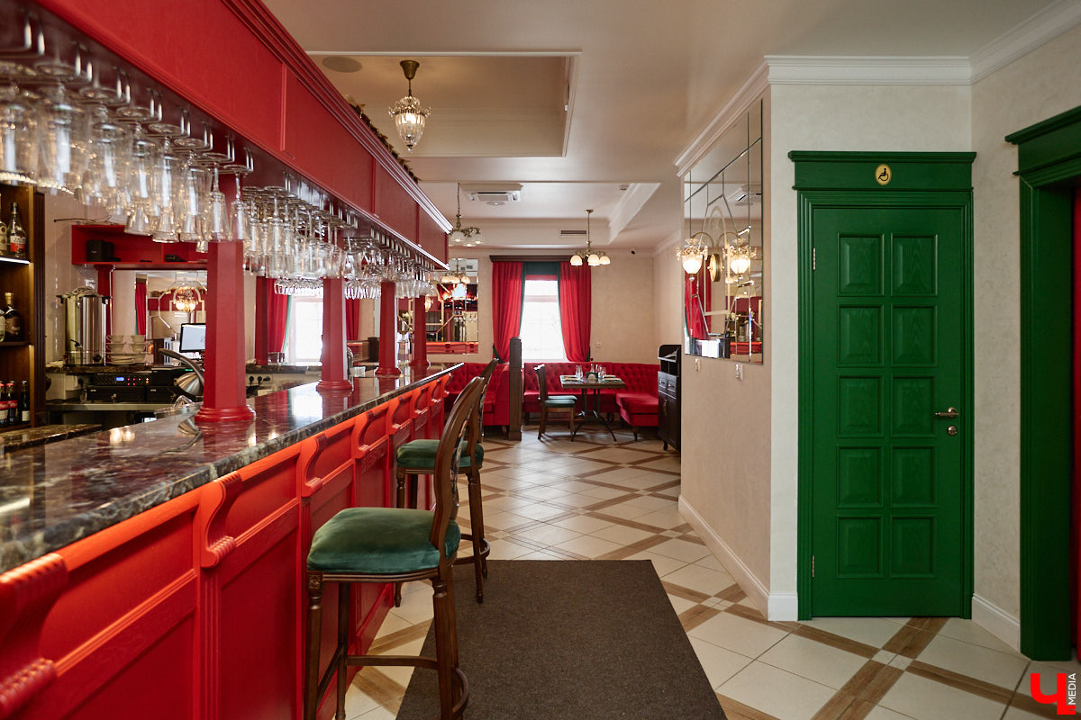 Весной ведущие российские кулинары состязаются в креативе, создавая умопомрачительные десерты. Парадокс в том, что их рецепты на самом деле придуманы более двух тысяч лет назад и в основе своей остались неизменны. Так, во владимирском трактире «Вновь» вернули из забвения александрийский кулич и многослойный курник.