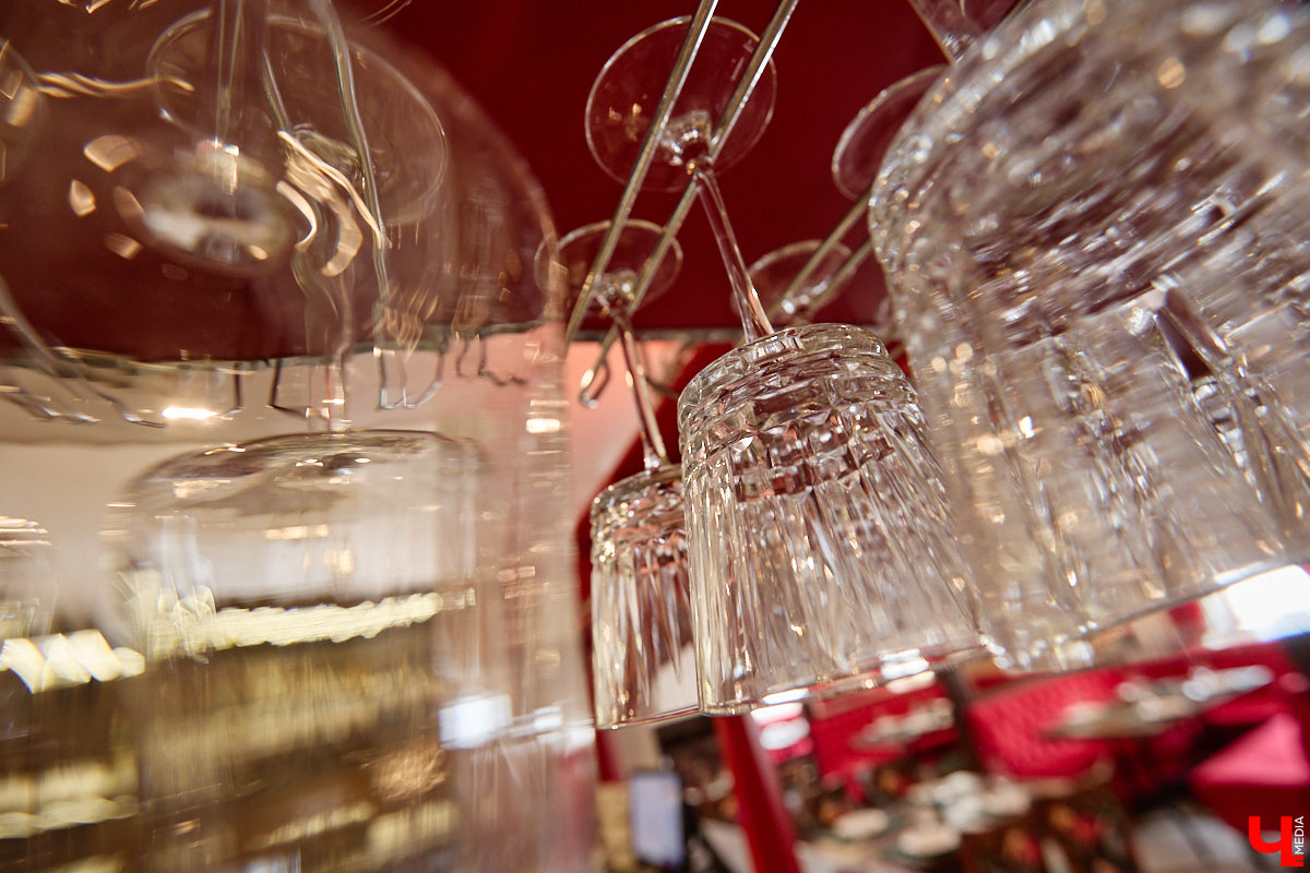 Весной ведущие российские кулинары состязаются в креативе, создавая умопомрачительные десерты. Парадокс в том, что их рецепты на самом деле придуманы более двух тысяч лет назад и в основе своей остались неизменны. Так, во владимирском трактире «Вновь» вернули из забвения александрийский кулич и многослойный курник.