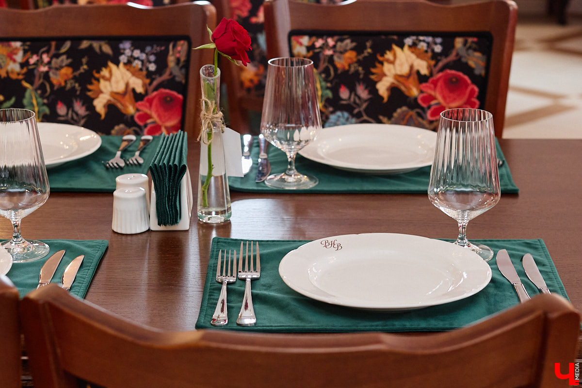 Весной ведущие российские кулинары состязаются в креативе, создавая умопомрачительные десерты. Парадокс в том, что их рецепты на самом деле придуманы более двух тысяч лет назад и в основе своей остались неизменны. Так, во владимирском трактире «Вновь» вернули из забвения александрийский кулич и многослойный курник.