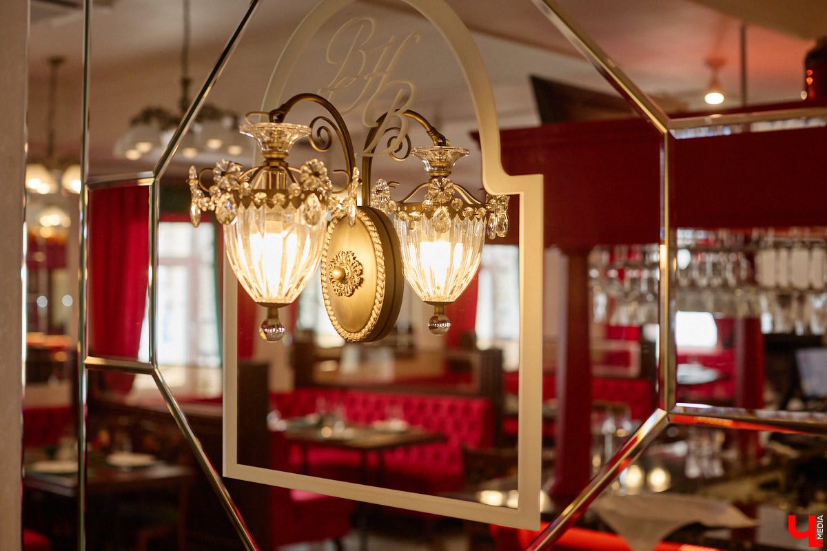 Весной ведущие российские кулинары состязаются в креативе, создавая умопомрачительные десерты. Парадокс в том, что их рецепты на самом деле придуманы более двух тысяч лет назад и в основе своей остались неизменны. Так, во владимирском трактире «Вновь» вернули из забвения александрийский кулич и многослойный курник.