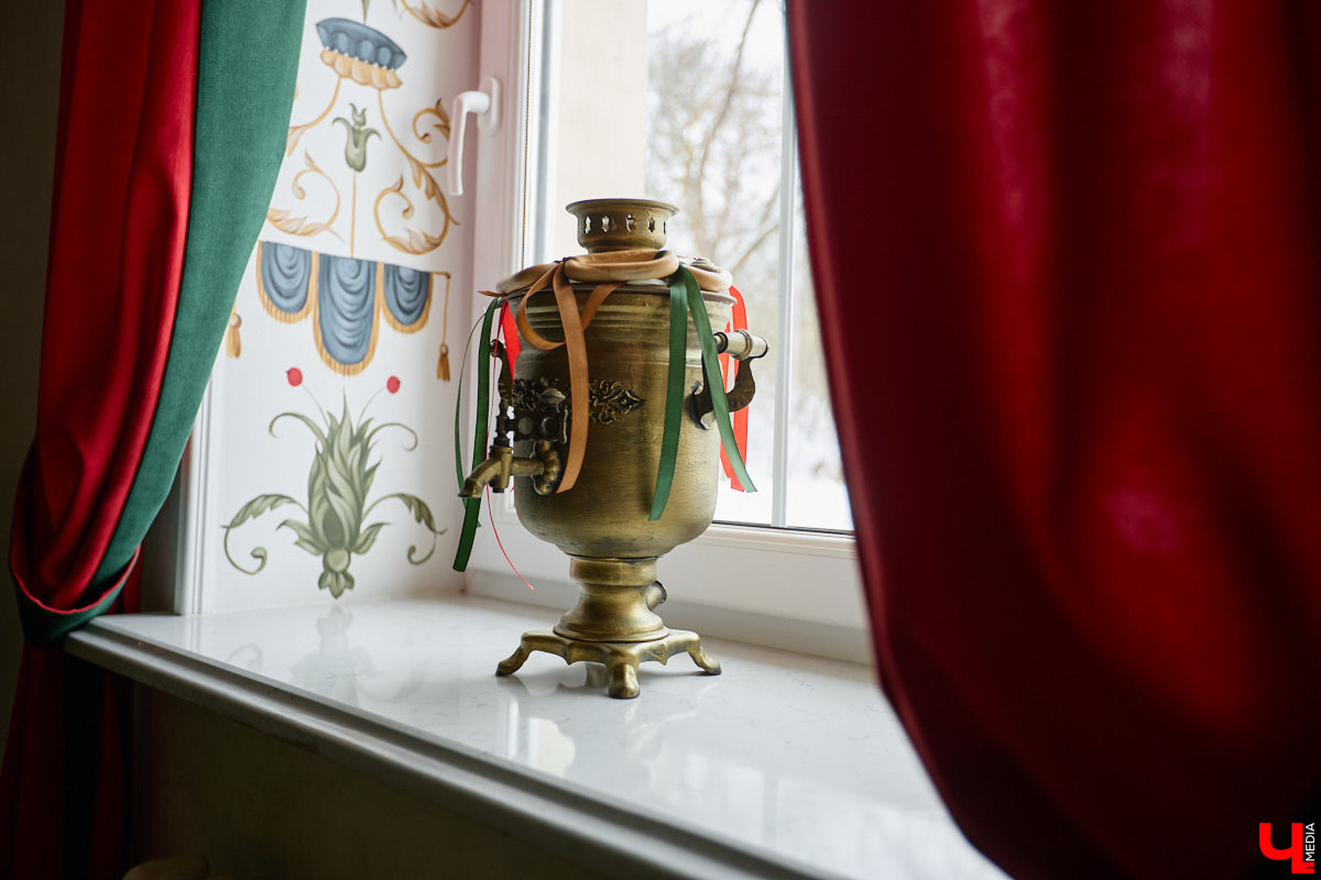 Весной ведущие российские кулинары состязаются в креативе, создавая умопомрачительные десерты. Парадокс в том, что их рецепты на самом деле придуманы более двух тысяч лет назад и в основе своей остались неизменны. Так, во владимирском трактире «Вновь» вернули из забвения александрийский кулич и многослойный курник.