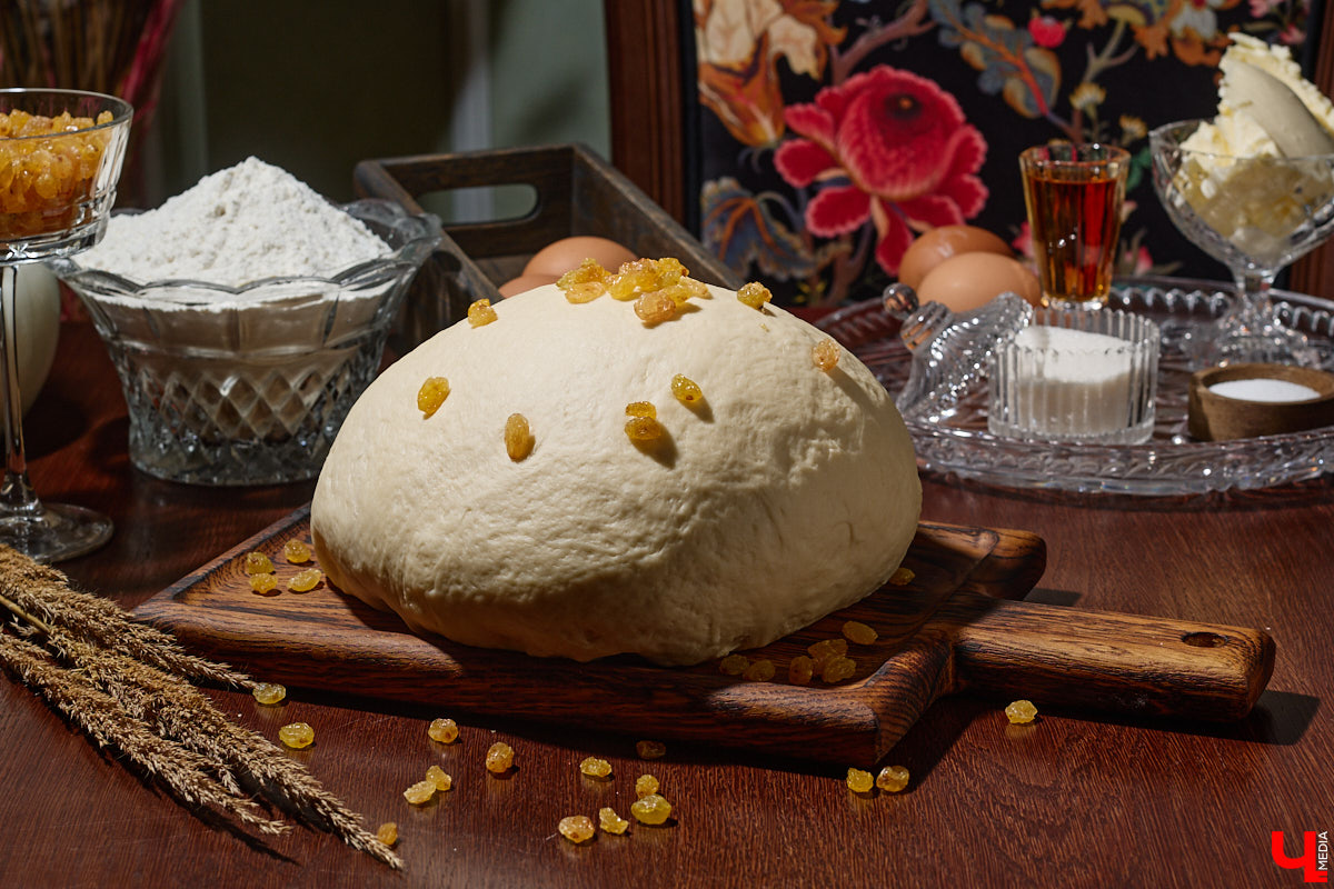 Весной ведущие российские кулинары состязаются в креативе, создавая умопомрачительные десерты. Парадокс в том, что их рецепты на самом деле придуманы более двух тысяч лет назад и в основе своей остались неизменны. Так, во владимирском трактире «Вновь» вернули из забвения александрийский кулич и многослойный курник.