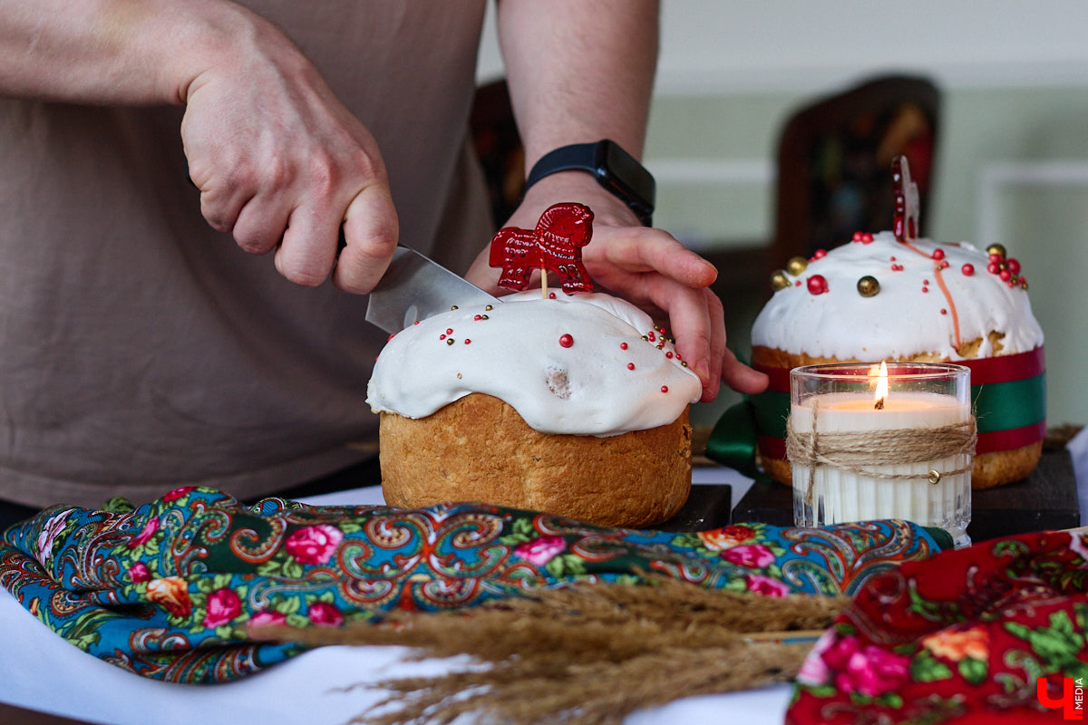 Весной ведущие российские кулинары состязаются в креативе, создавая умопомрачительные десерты. Парадокс в том, что их рецепты на самом деле придуманы более двух тысяч лет назад и в основе своей остались неизменны. Так, во владимирском трактире «Вновь» вернули из забвения александрийский кулич и многослойный курник.