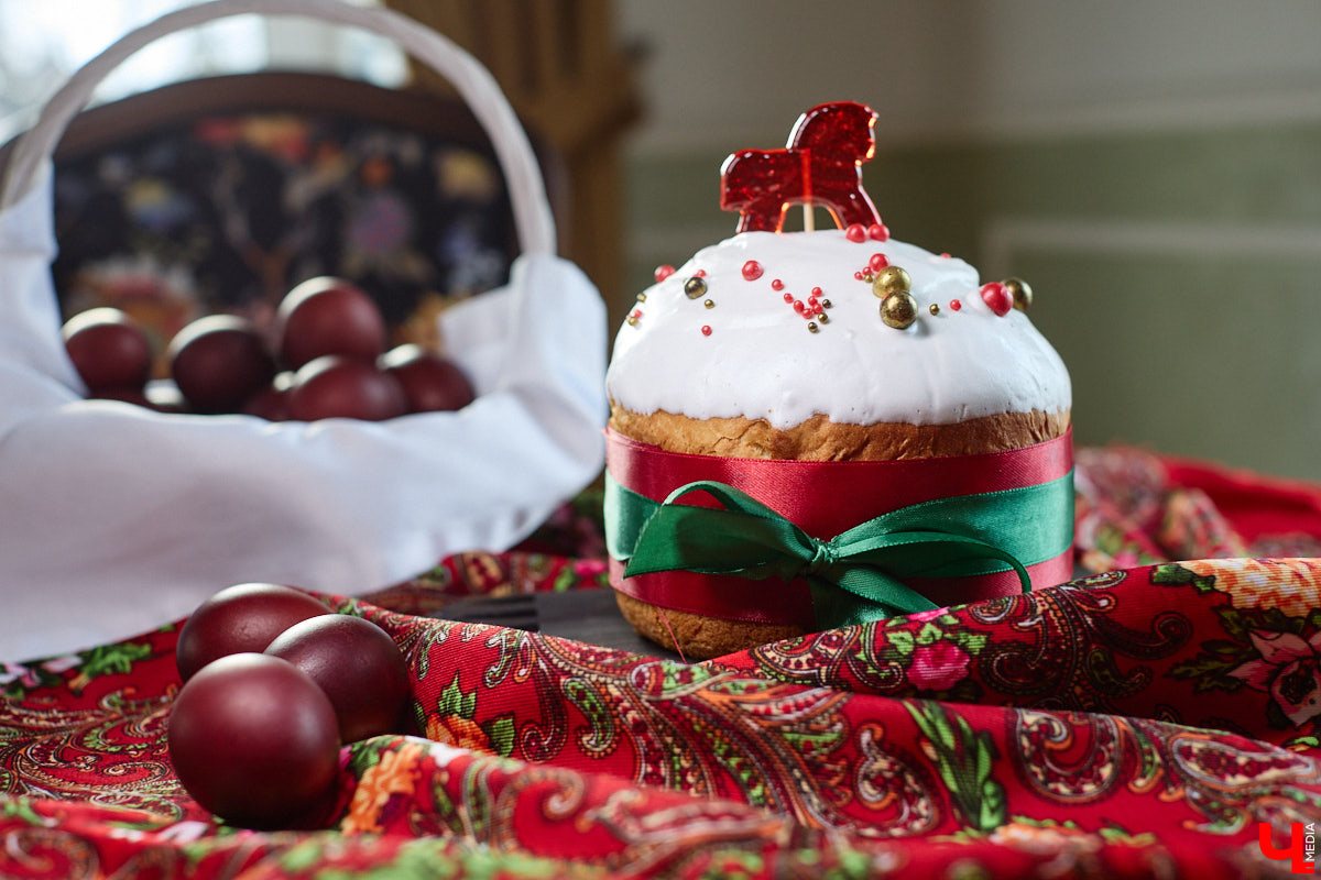 Весной ведущие российские кулинары состязаются в креативе, создавая умопомрачительные десерты. Парадокс в том, что их рецепты на самом деле придуманы более двух тысяч лет назад и в основе своей остались неизменны. Так, во владимирском трактире «Вновь» вернули из забвения александрийский кулич и многослойный курник.