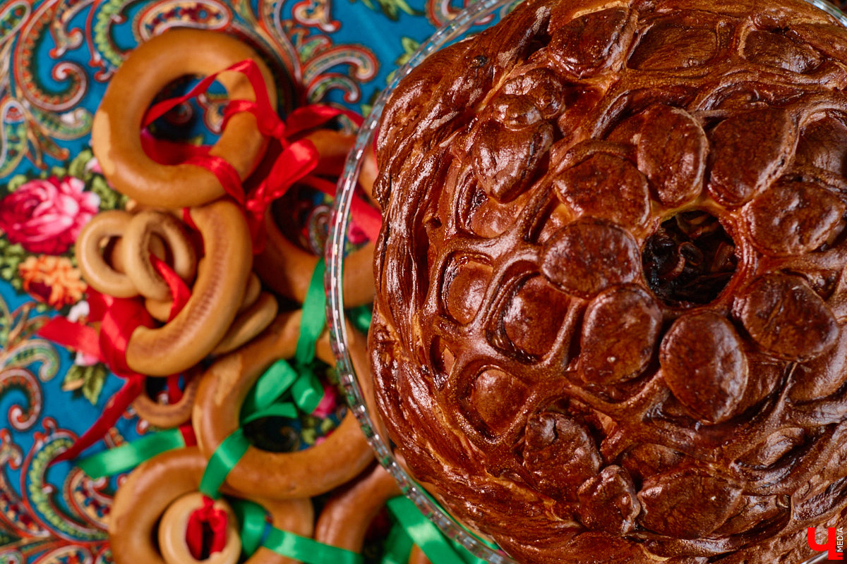 Весной ведущие российские кулинары состязаются в креативе, создавая умопомрачительные десерты. Парадокс в том, что их рецепты на самом деле придуманы более двух тысяч лет назад и в основе своей остались неизменны. Так, во владимирском трактире «Вновь» вернули из забвения александрийский кулич и многослойный курник.