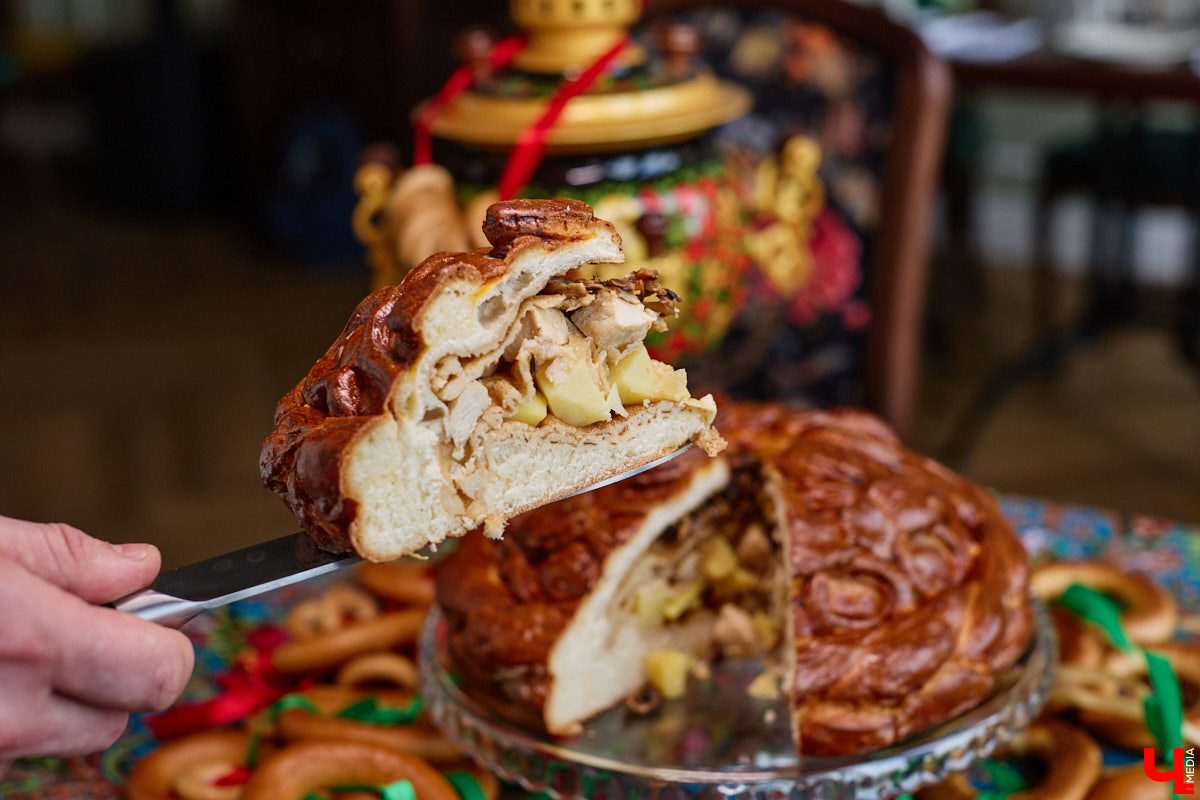 Весной ведущие российские кулинары состязаются в креативе, создавая умопомрачительные десерты. Парадокс в том, что их рецепты на самом деле придуманы более двух тысяч лет назад и в основе своей остались неизменны. Так, во владимирском трактире «Вновь» вернули из забвения александрийский кулич и многослойный курник.