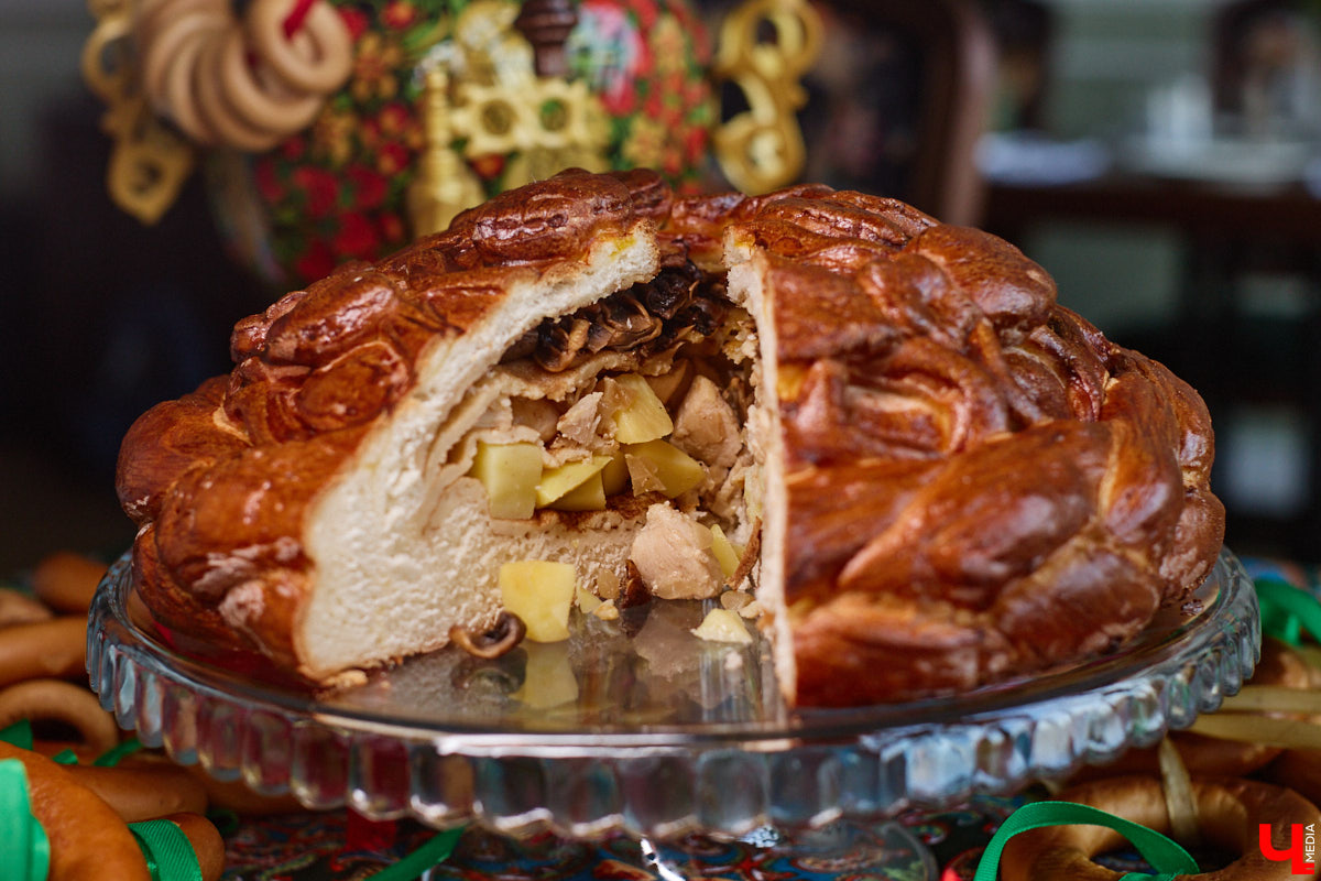 Весной ведущие российские кулинары состязаются в креативе, создавая умопомрачительные десерты. Парадокс в том, что их рецепты на самом деле придуманы более двух тысяч лет назад и в основе своей остались неизменны. Так, во владимирском трактире «Вновь» вернули из забвения александрийский кулич и многослойный курник.