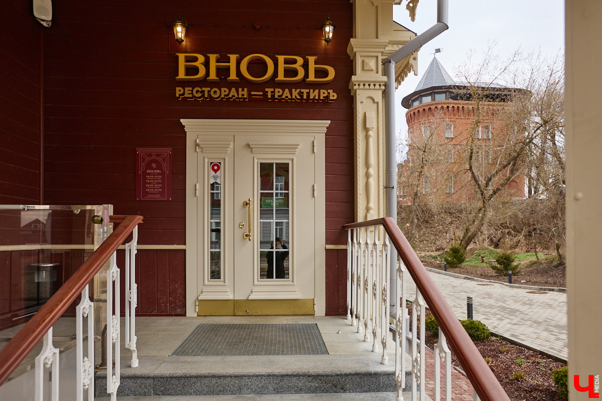 Весной ведущие российские кулинары состязаются в креативе, создавая умопомрачительные десерты. Парадокс в том, что их рецепты на самом деле придуманы более двух тысяч лет назад и в основе своей остались неизменны. Так, во владимирском трактире «Вновь» вернули из забвения александрийский кулич и многослойный курник.