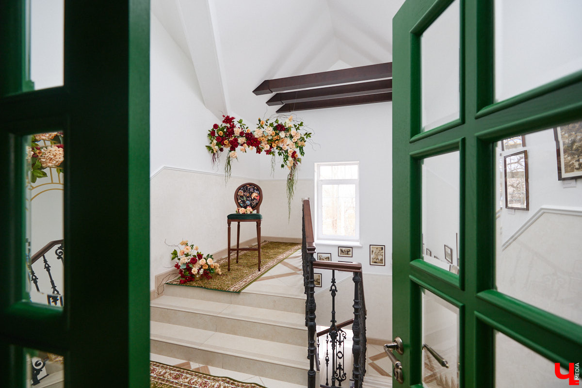 Весной ведущие российские кулинары состязаются в креативе, создавая умопомрачительные десерты. Парадокс в том, что их рецепты на самом деле придуманы более двух тысяч лет назад и в основе своей остались неизменны. Так, во владимирском трактире «Вновь» вернули из забвения александрийский кулич и многослойный курник.