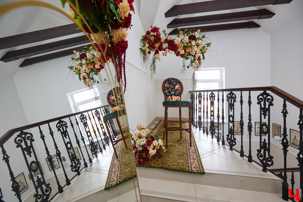 Весной ведущие российские кулинары состязаются в креативе, создавая умопомрачительные десерты. Парадокс в том, что их рецепты на самом деле придуманы более двух тысяч лет назад и в основе своей остались неизменны. Так, во владимирском трактире «Вновь» вернули из забвения александрийский кулич и многослойный курник.