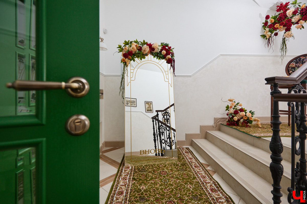 Весной ведущие российские кулинары состязаются в креативе, создавая умопомрачительные десерты. Парадокс в том, что их рецепты на самом деле придуманы более двух тысяч лет назад и в основе своей остались неизменны. Так, во владимирском трактире «Вновь» вернули из забвения александрийский кулич и многослойный курник.