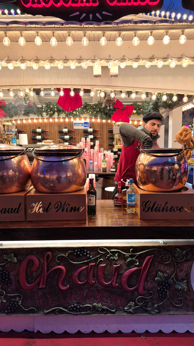 Горы мусора, толпы мигрантов и небезопасные улицы. Именно так описывали Париж Ольге Буниной ее друзья из французской столицы. Но отправившись в город любви в пятый раз, она открыла для себя совсем иную реальность. О своем путешествии, которое женщина вспоминает с огромной любовью, а также о развенчанных стереотипах про известнейшее место планеты туристка рассказала «Ключ-Медиа».