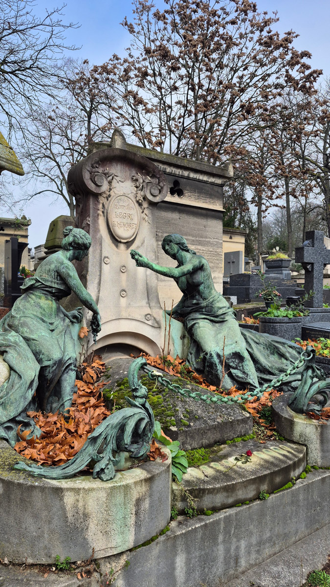 Горы мусора, толпы мигрантов и небезопасные улицы. Именно так описывали Париж Ольге Буниной ее друзья из французской столицы. Но отправившись в город любви в пятый раз, она открыла для себя совсем иную реальность. О своем путешествии, которое женщина вспоминает с огромной любовью, а также о развенчанных стереотипах про известнейшее место планеты туристка рассказала «Ключ-Медиа».