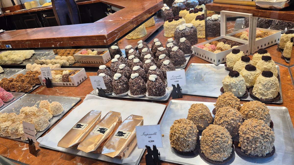 Горы мусора, толпы мигрантов и небезопасные улицы. Именно так описывали Париж Ольге Буниной ее друзья из французской столицы. Но отправившись в город любви в пятый раз, она открыла для себя совсем иную реальность. О своем путешествии, которое женщина вспоминает с огромной любовью, а также о развенчанных стереотипах про известнейшее место планеты туристка рассказала «Ключ-Медиа».