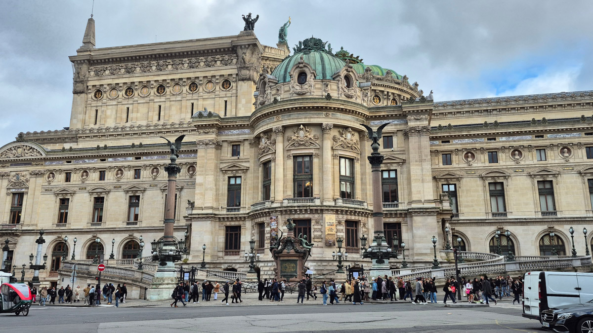 Горы мусора, толпы мигрантов и небезопасные улицы. Именно так описывали Париж Ольге Буниной ее друзья из французской столицы. Но отправившись в город любви в пятый раз, она открыла для себя совсем иную реальность. О своем путешествии, которое женщина вспоминает с огромной любовью, а также о развенчанных стереотипах про известнейшее место планеты туристка рассказала «Ключ-Медиа».