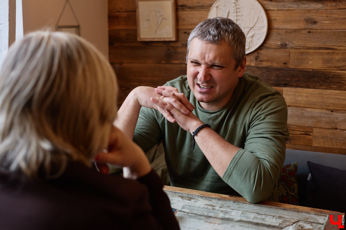 Хотя за его плечами более 50 съемок в кино и сериалах, имя владимирского актера не всегда указано в финальных титрах. У Святослава Кравцова множество эпизодических работ, однако в последнее время ему всё чаще стали давать роли второго плана. Как попасть на большой экран и почему нельзя отказываться от любых предложений, Святослав рассказал в интервью «Ключ-Медиа».