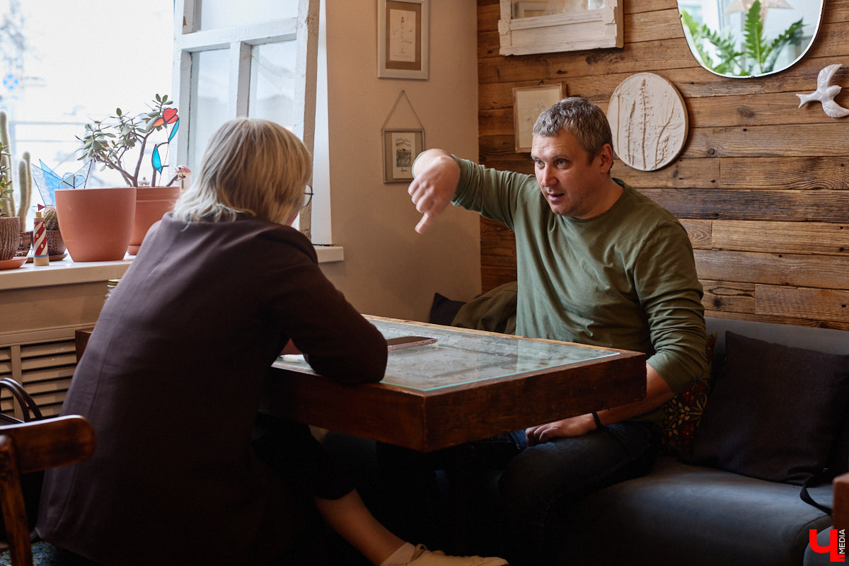 Хотя за его плечами более 50 съемок в кино и сериалах, имя владимирского актера не всегда указано в финальных титрах. У Святослава Кравцова множество эпизодических работ, однако в последнее время ему всё чаще стали давать роли второго плана. Как попасть на большой экран и почему нельзя отказываться от любых предложений, Святослав рассказал в интервью «Ключ-Медиа».