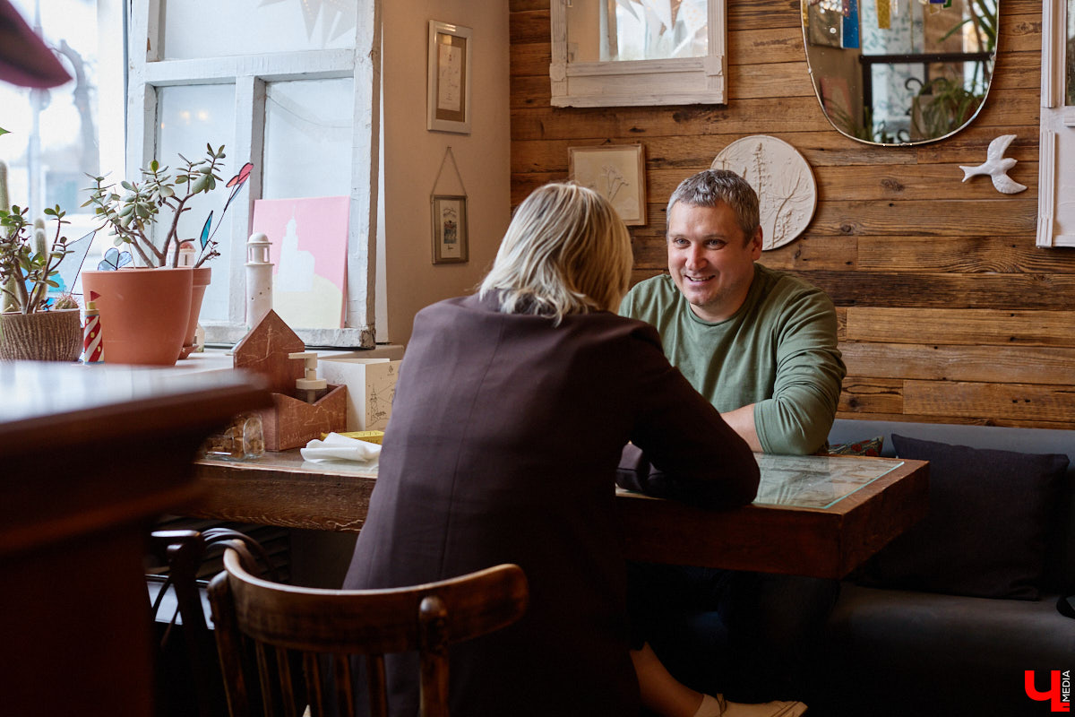 Хотя за его плечами более 50 съемок в кино и сериалах, имя владимирского актера не всегда указано в финальных титрах. У Святослава Кравцова множество эпизодических работ, однако в последнее время ему всё чаще стали давать роли второго плана. Как попасть на большой экран и почему нельзя отказываться от любых предложений, Святослав рассказал в интервью «Ключ-Медиа».