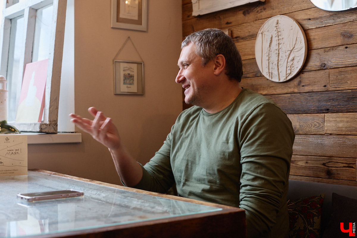 Хотя за его плечами более 50 съемок в кино и сериалах, имя владимирского актера не всегда указано в финальных титрах. У Святослава Кравцова множество эпизодических работ, однако в последнее время ему всё чаще стали давать роли второго плана. Как попасть на большой экран и почему нельзя отказываться от любых предложений, Святослав рассказал в интервью «Ключ-Медиа».