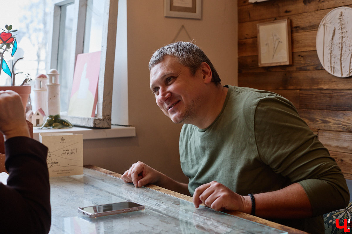 Хотя за его плечами более 50 съемок в кино и сериалах, имя владимирского актера не всегда указано в финальных титрах. У Святослава Кравцова множество эпизодических работ, однако в последнее время ему всё чаще стали давать роли второго плана. Как попасть на большой экран и почему нельзя отказываться от любых предложений, Святослав рассказал в интервью «Ключ-Медиа».