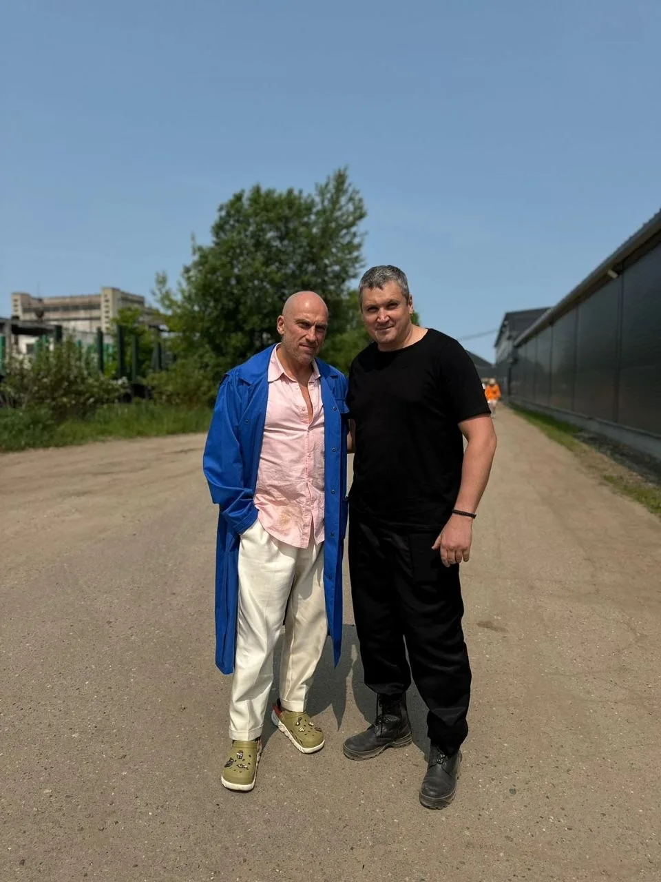 Хотя за его плечами более 50 съемок в кино и сериалах, имя владимирского актера не всегда указано в финальных титрах. У Святослава Кравцова множество эпизодических работ, однако в последнее время ему всё чаще стали давать роли второго плана. Как попасть на большой экран и почему нельзя отказываться от любых предложений, Святослав рассказал в интервью «Ключ-Медиа».