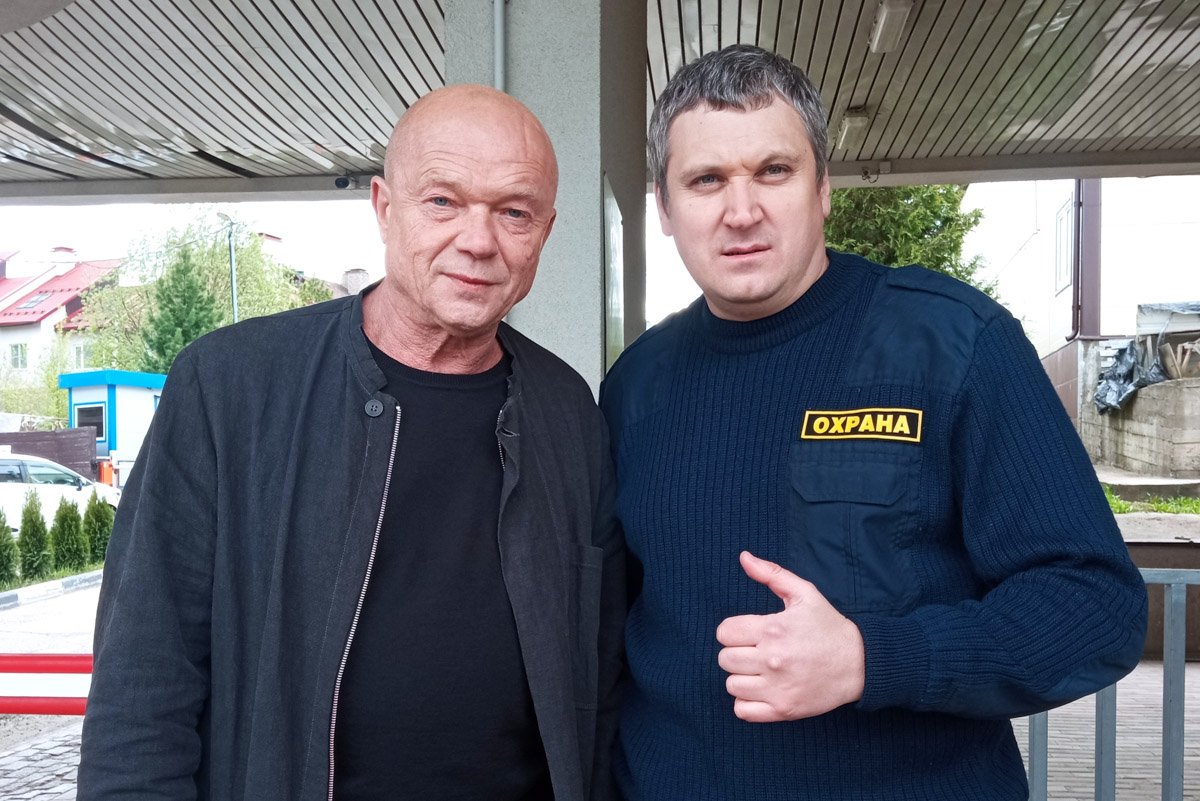 Хотя за его плечами более 50 съемок в кино и сериалах, имя владимирского актера не всегда указано в финальных титрах. У Святослава Кравцова множество эпизодических работ, однако в последнее время ему всё чаще стали давать роли второго плана. Как попасть на большой экран и почему нельзя отказываться от любых предложений, Святослав рассказал в интервью «Ключ-Медиа».