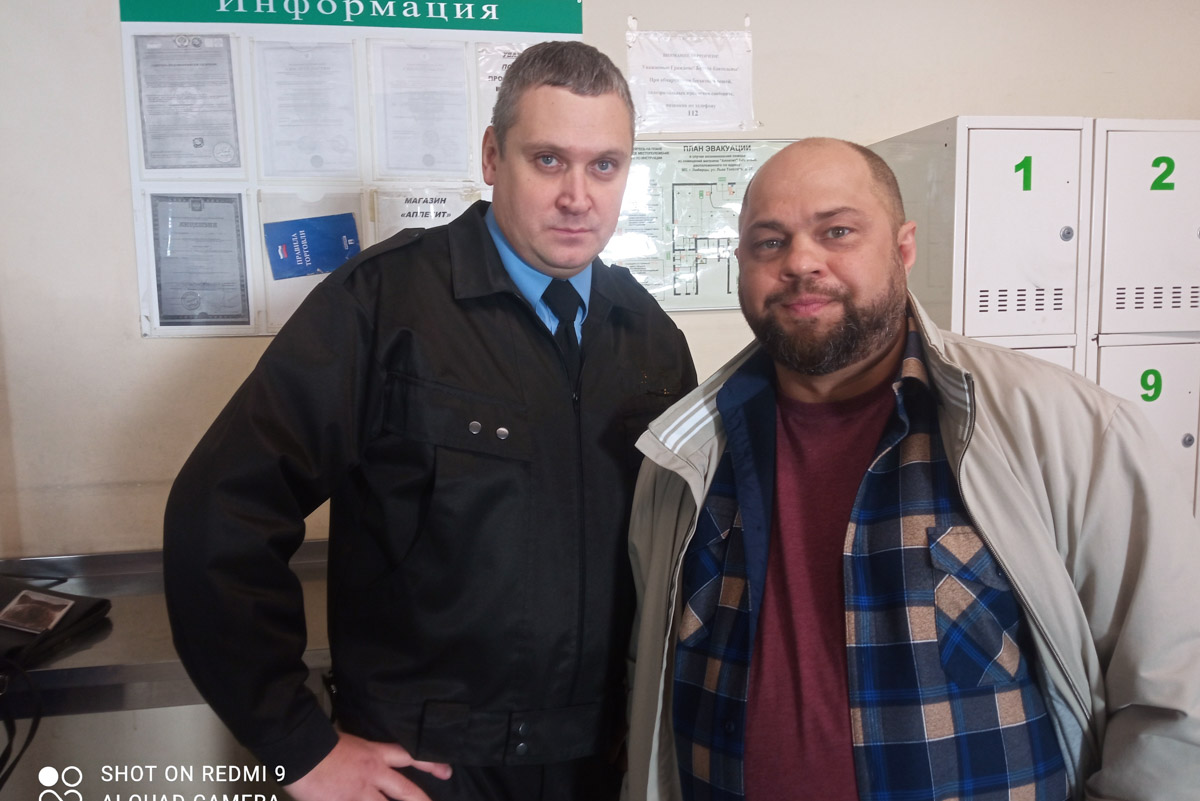 Хотя за его плечами более 50 съемок в кино и сериалах, имя владимирского актера не всегда указано в финальных титрах. У Святослава Кравцова множество эпизодических работ, однако в последнее время ему всё чаще стали давать роли второго плана. Как попасть на большой экран и почему нельзя отказываться от любых предложений, Святослав рассказал в интервью «Ключ-Медиа».