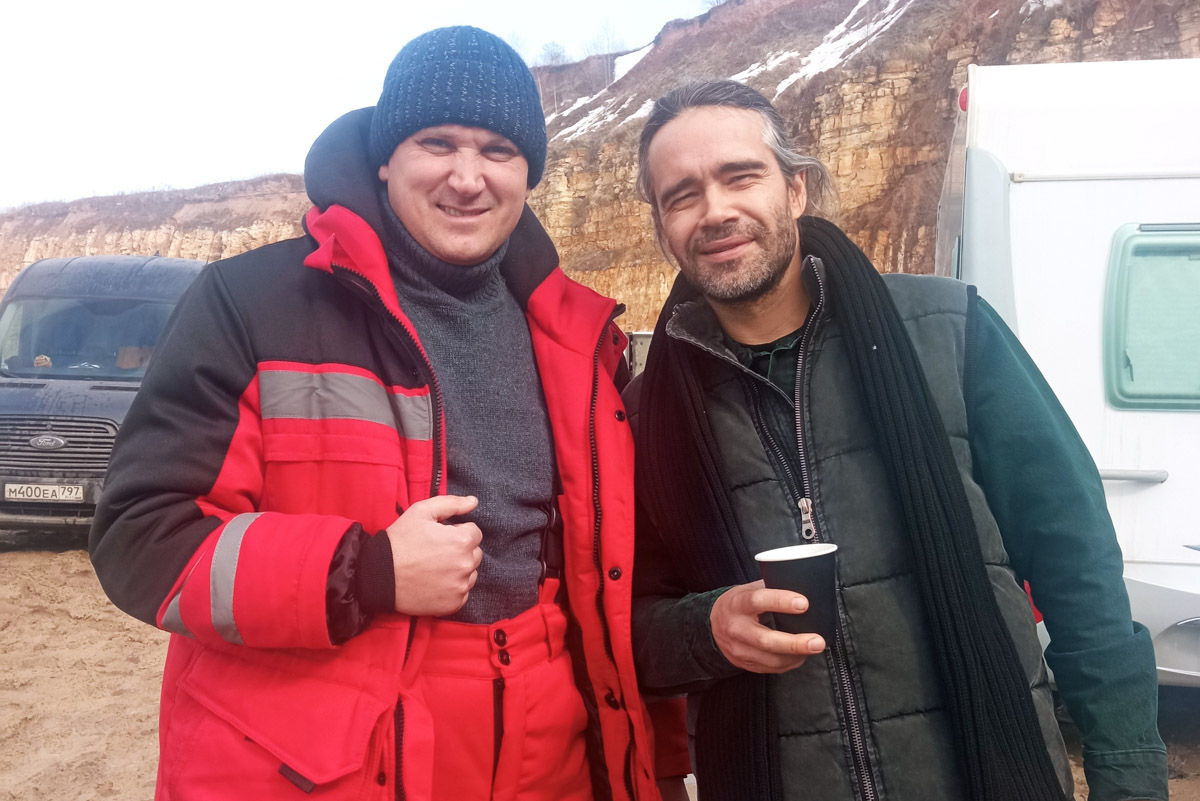 Хотя за его плечами более 50 съемок в кино и сериалах, имя владимирского актера не всегда указано в финальных титрах. У Святослава Кравцова множество эпизодических работ, однако в последнее время ему всё чаще стали давать роли второго плана. Как попасть на большой экран и почему нельзя отказываться от любых предложений, Святослав рассказал в интервью «Ключ-Медиа».