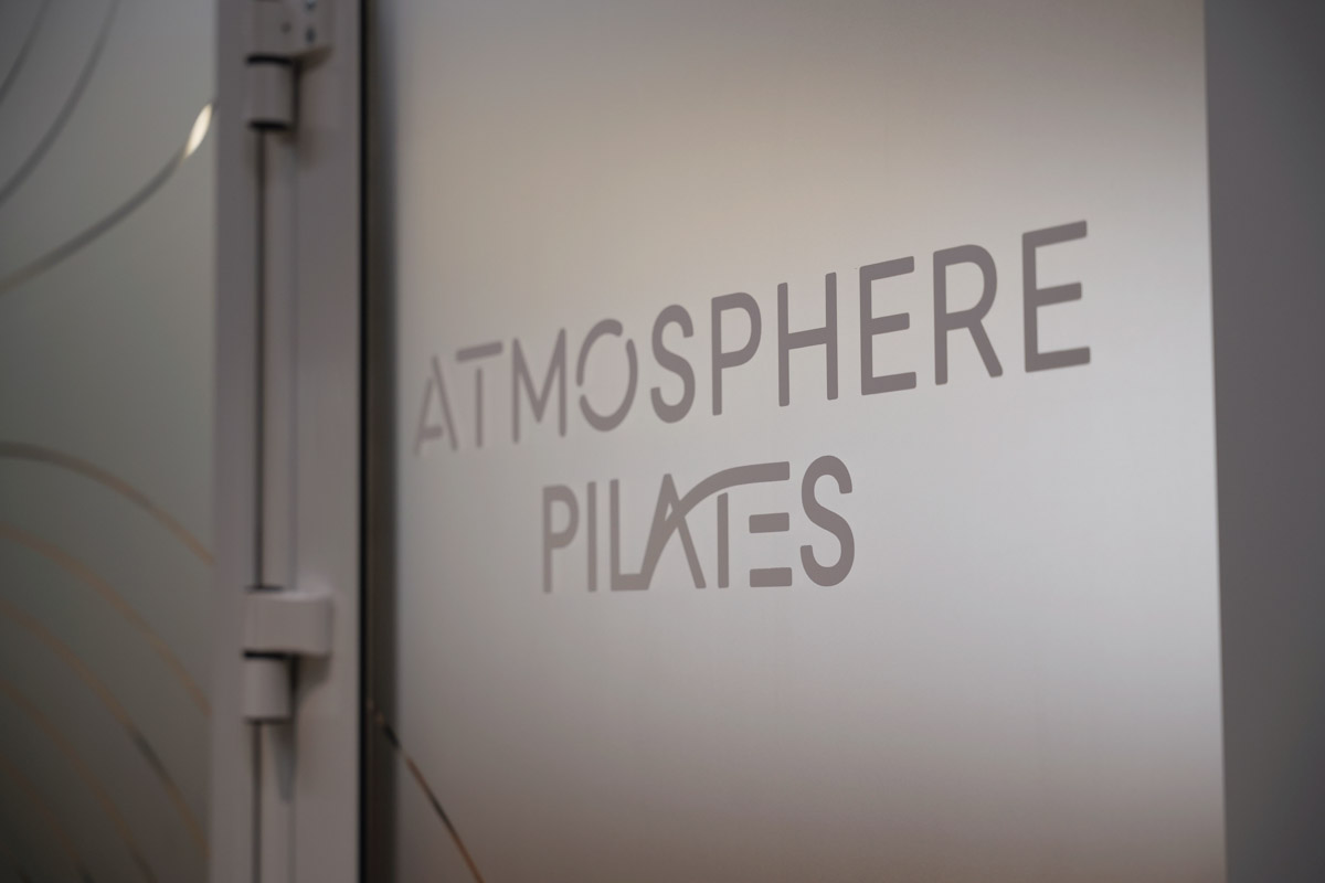 Владимирский фитнес-клуб «Атмосфера» вновь подтверждает статус одного из ведущих wellness*-пространств города. В начале апреля там презентовали новое и долгожданное направление — пилатес на реформерах. «Ключ-Медиа» не мог пропустить такое событие и заглянул на открытие.