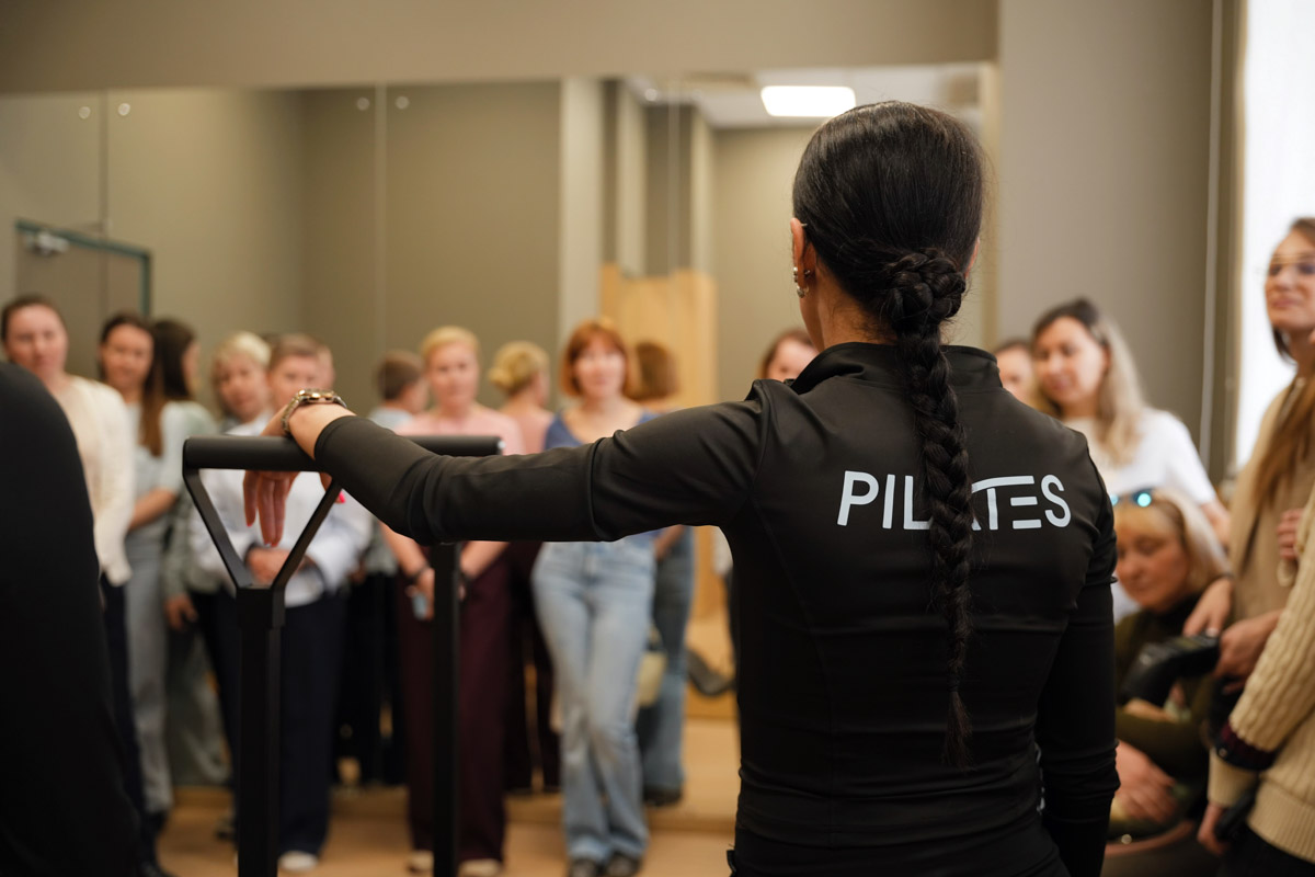 Владимирский фитнес-клуб «Атмосфера» вновь подтверждает статус одного из ведущих wellness*-пространств города. В начале апреля там презентовали новое и долгожданное направление — пилатес на реформерах. «Ключ-Медиа» не мог пропустить такое событие и заглянул на открытие.