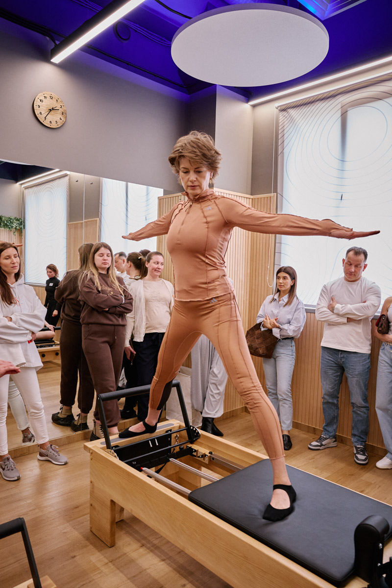 Владимирский фитнес-клуб «Атмосфера» вновь подтверждает статус одного из ведущих wellness*-пространств города. В начале апреля там презентовали новое и долгожданное направление — пилатес на реформерах. «Ключ-Медиа» не мог пропустить такое событие и заглянул на открытие.