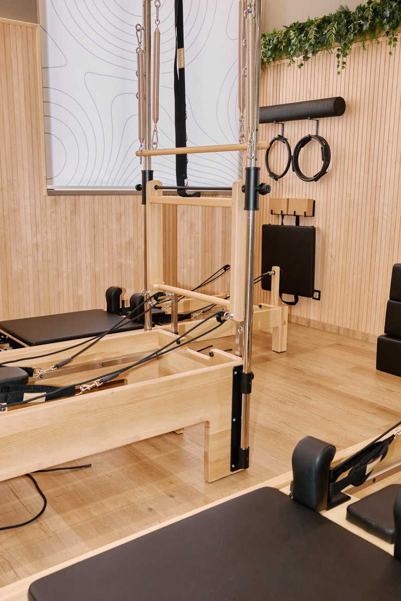 Владимирский фитнес-клуб «Атмосфера» вновь подтверждает статус одного из ведущих wellness*-пространств города. В начале апреля там презентовали новое и долгожданное направление — пилатес на реформерах. «Ключ-Медиа» не мог пропустить такое событие и заглянул на открытие.
