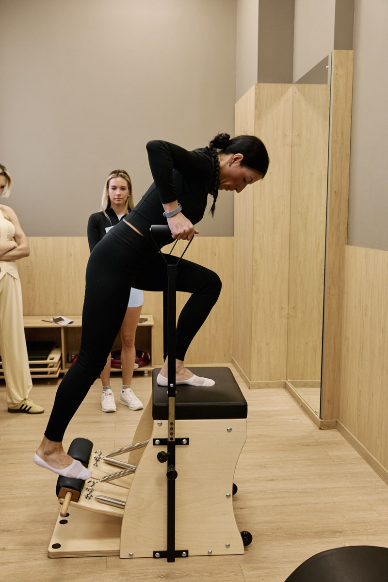 Владимирский фитнес-клуб «Атмосфера» вновь подтверждает статус одного из ведущих wellness*-пространств города. В начале апреля там презентовали новое и долгожданное направление — пилатес на реформерах. «Ключ-Медиа» не мог пропустить такое событие и заглянул на открытие.