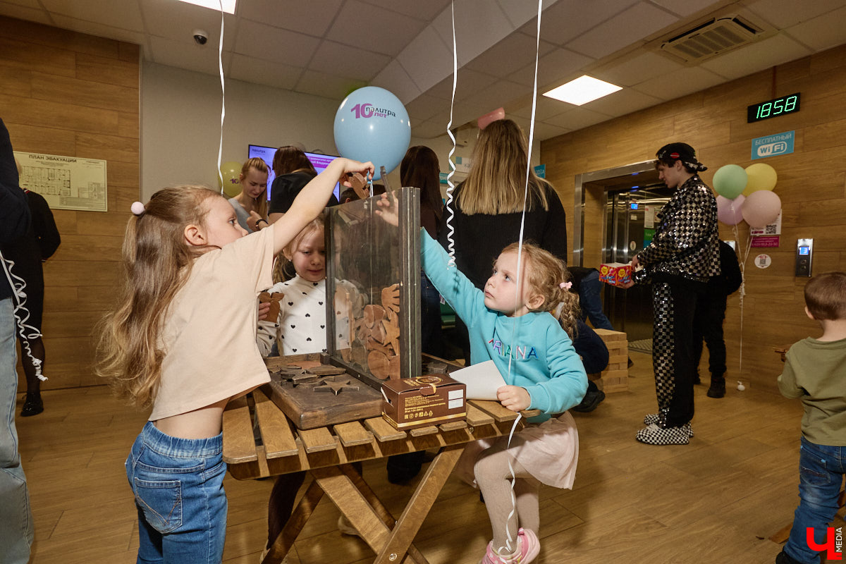 Квест-экскурсии, мастер-классы, игры, ток-шоу, фотографии в образах врачей разных специальностей — на необычной вечеринке в честь юбилея сети «Палитра» развлечения были на любой вкус. В апреле «Палитре» исполнилось 10 лет с момента открытия. За это время порядка 350 тысяч человек доверили свое здоровье клиникам сети. А потому главными гостями праздника стали, конечно же, пациенты.