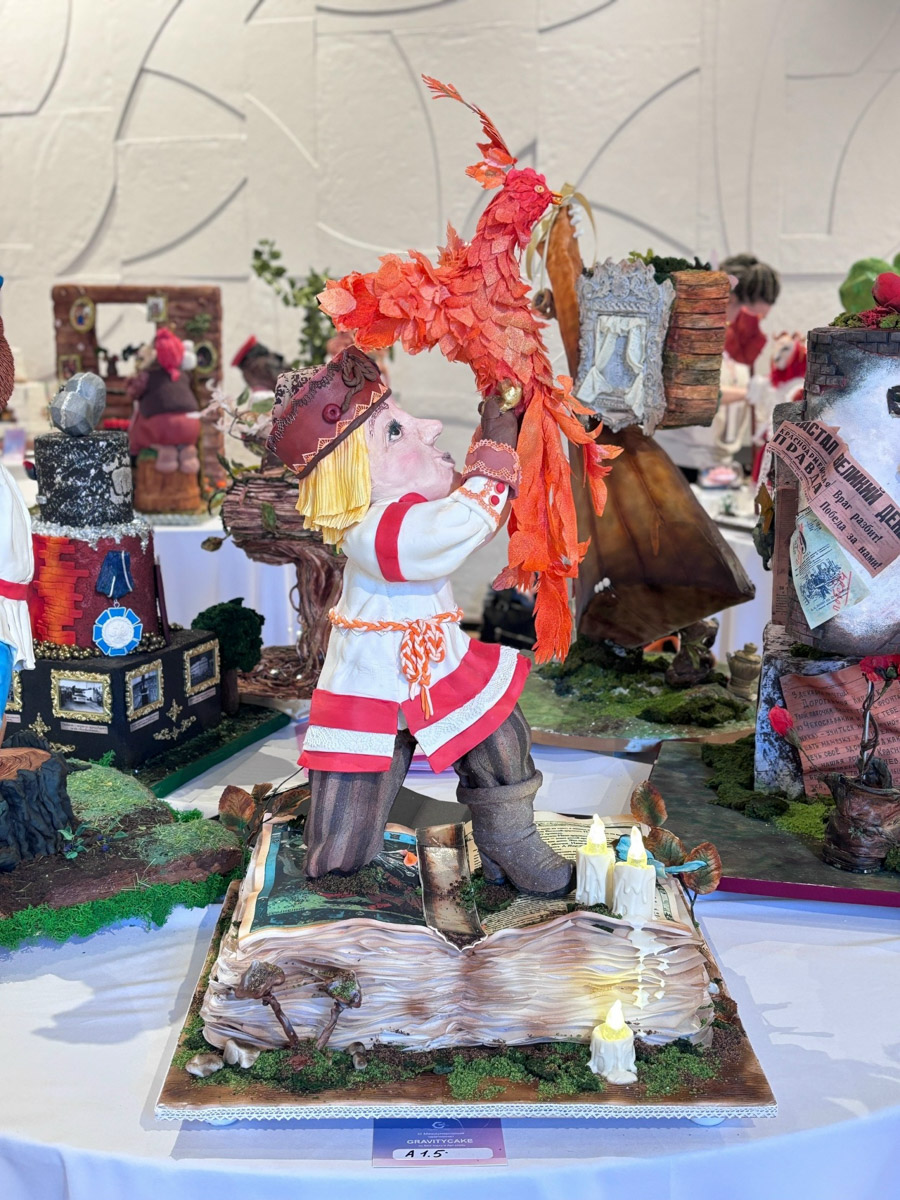 В столице прошел чемпионат по кондитерскому искусству Gravitycake, где Владимирскую область представляли несколько мастеров. Анастасия Барченкова привезла съедобную композицию «Иван-царевич с жар-птицей», а Стелла Морева и Руслан Просенюк создали Хозяйку Медной горы на троне из карамели.