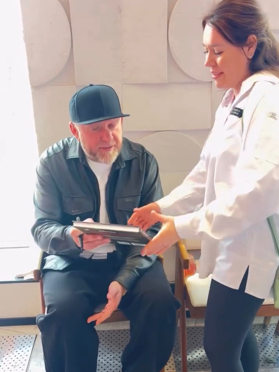 В столице прошел чемпионат по кондитерскому искусству Gravitycake, где Владимирскую область представляли несколько мастеров. Анастасия Барченкова привезла съедобную композицию «Иван-царевич с жар-птицей», а Стелла Морева и Руслан Просенюк создали Хозяйку Медной горы на троне из карамели.