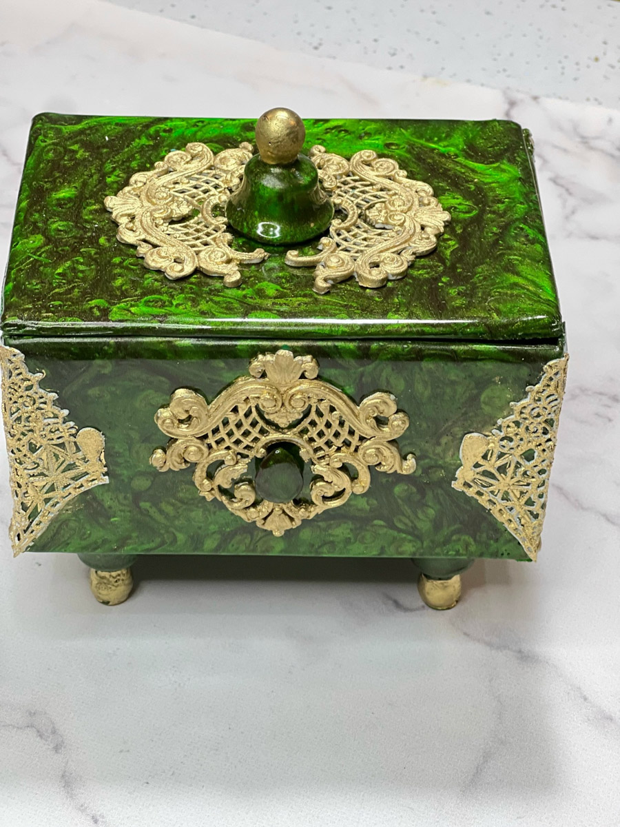 В столице прошел чемпионат по кондитерскому искусству Gravitycake, где Владимирскую область представляли несколько мастеров. Анастасия Барченкова привезла съедобную композицию «Иван-царевич с жар-птицей», а Стелла Морева и Руслан Просенюк создали Хозяйку Медной горы на троне из карамели.