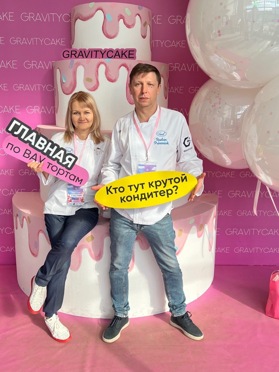 В столице прошел чемпионат по кондитерскому искусству Gravitycake, где Владимирскую область представляли несколько мастеров. Анастасия Барченкова привезла съедобную композицию «Иван-царевич с жар-птицей», а Стелла Морева и Руслан Просенюк создали Хозяйку Медной горы на троне из карамели.