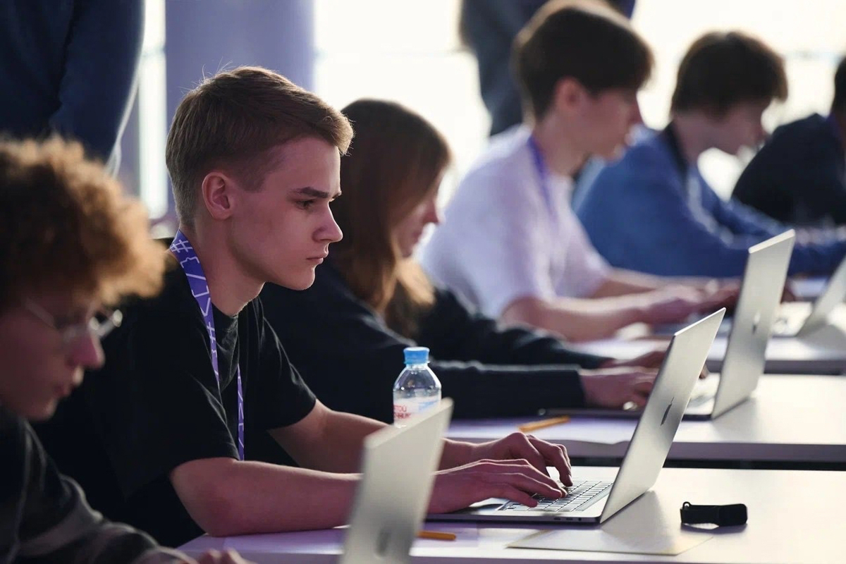 Пока его сверстники размышляют, с какой профессией связать жизнь, Аким Коробов из Гусь-Хрустального еще в 7-м классе поставил перед собой цель стать профи в IT-сфере. Сейчас он призер олимпиады по информатике «Кубок Яндекс Образования», финал которой прошел в московском офисе известной компании в конце марта. «Ключ-Медиа» узнал детали этого события.