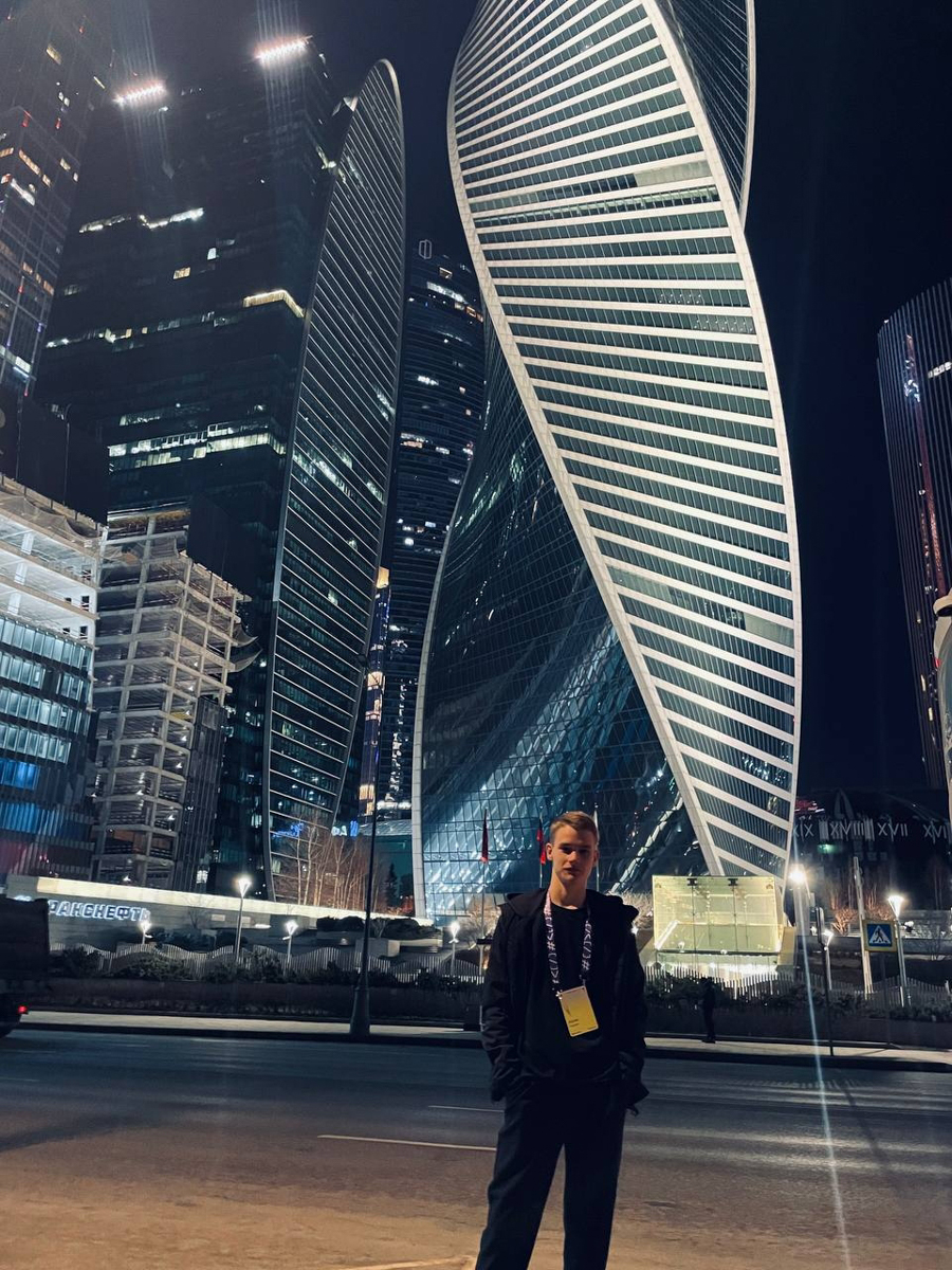 Пока его сверстники размышляют, с какой профессией связать жизнь, Аким Коробов из Гусь-Хрустального еще в 7-м классе поставил перед собой цель стать профи в IT-сфере. Сейчас он призер олимпиады по информатике «Кубок Яндекс Образования», финал которой прошел в московском офисе известной компании в конце марта. «Ключ-Медиа» узнал детали этого события.