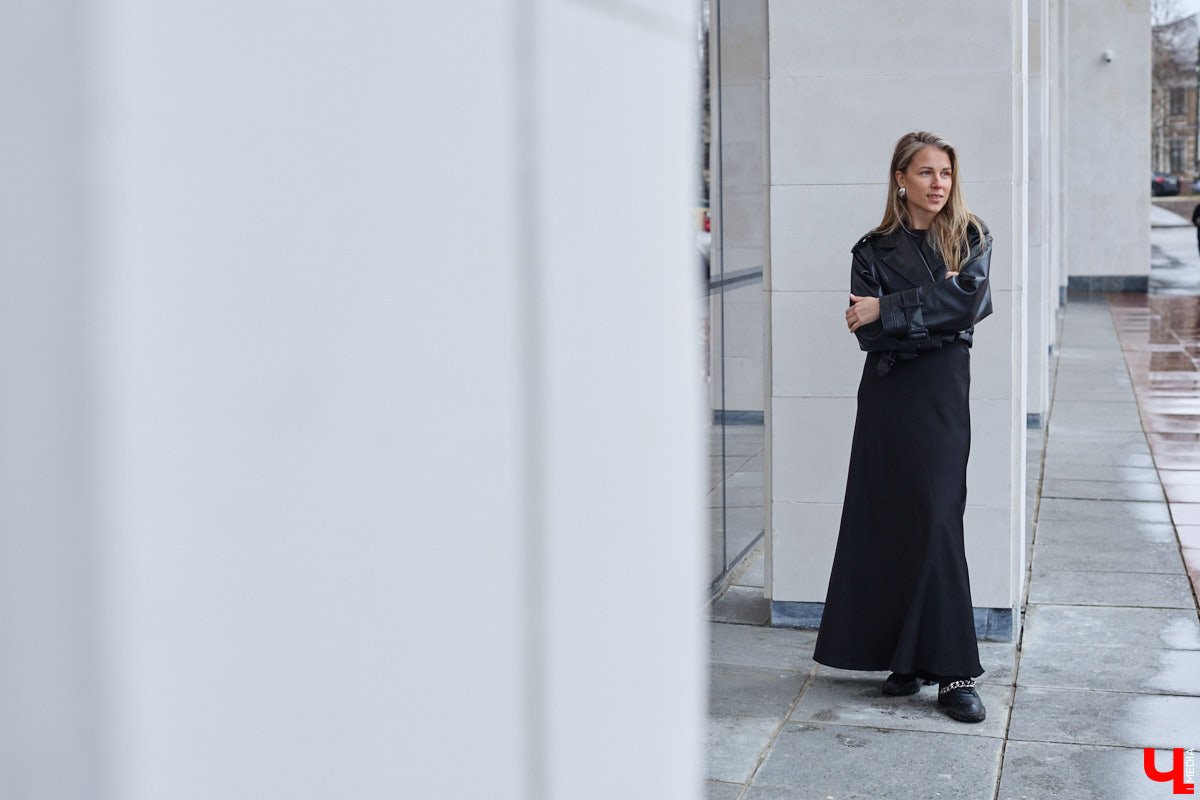 Мы живем в такое время, когда признаваться в чувствах — норма. Не всем это приходится по душе. Во многих крепка вера в то, что сор из избы не выносят. Увы, такая позиция может лишь сильнее травмировать. Мария Долбик из Владимира решила никого не слушать и публично поведать о своем тяжелом прошлом, тем самым продолжив путь к исцелению.