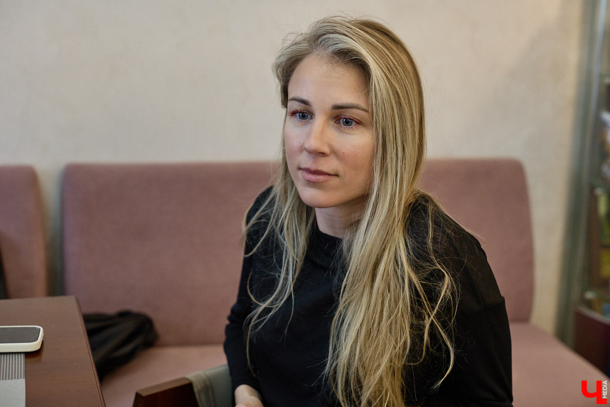 Мы живем в такое время, когда признаваться в чувствах — норма. Не всем это приходится по душе. Во многих крепка вера в то, что сор из избы не выносят. Увы, такая позиция может лишь сильнее травмировать. Мария Долбик из Владимира решила никого не слушать и публично поведать о своем тяжелом прошлом, тем самым продолжив путь к исцелению.