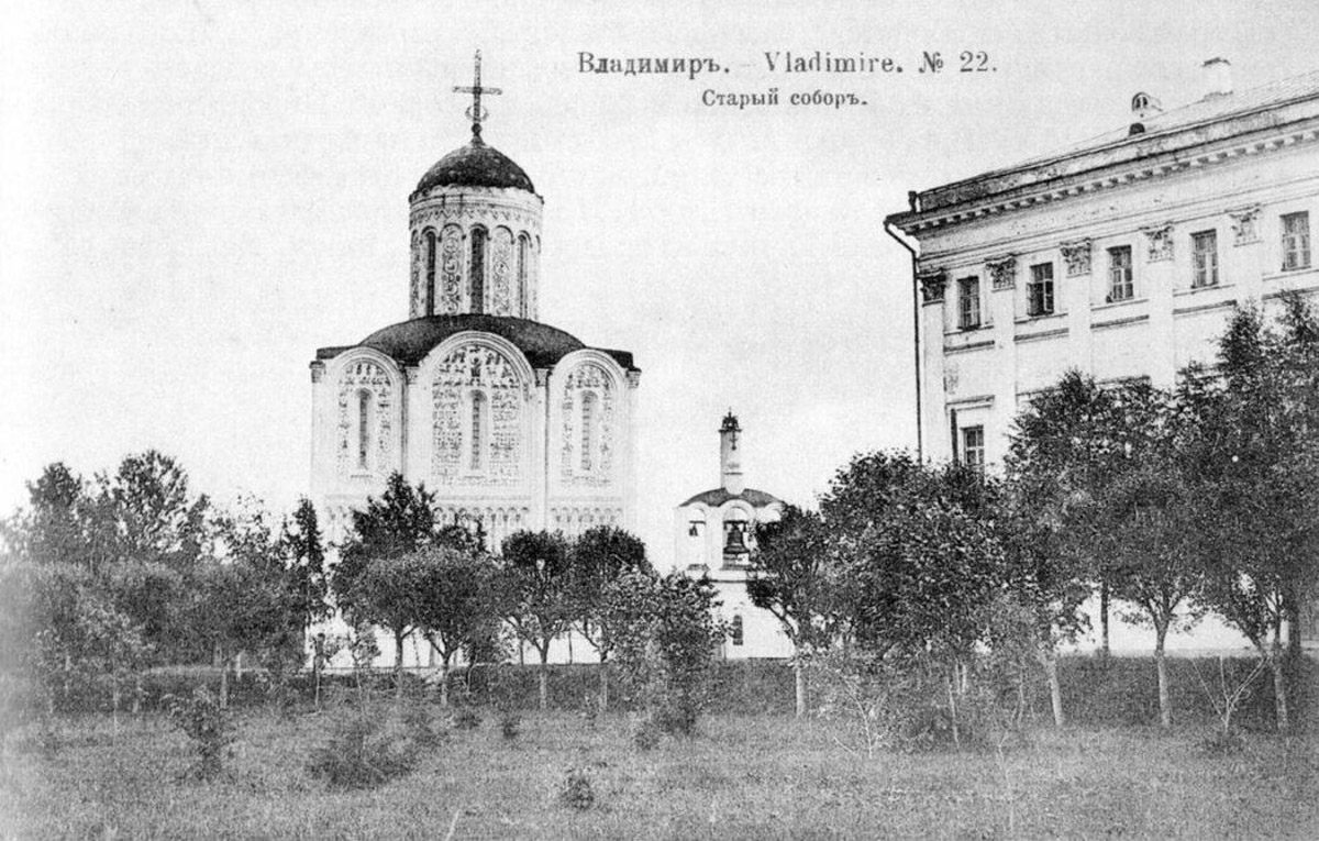 Несмотря на аутентичную внешность, наш город переживал серьезные трансформации. Одни нам удалось застать, другие произошли слишком давно. Но интересно же узнать, что было на месте привычных нам объектов и как выглядели ныне популярные локации раньше! На помощь приходят фото, зафиксировавшие исчезнувшее наследие.