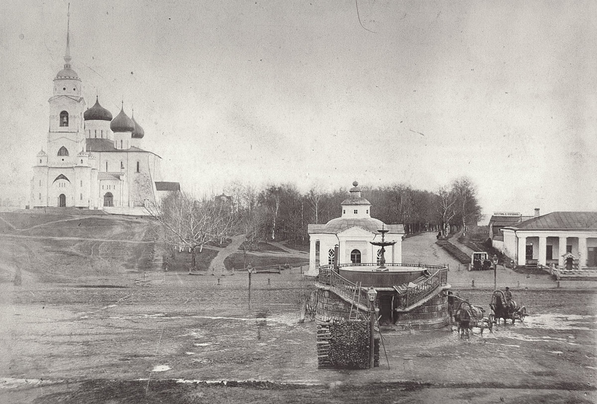 Несмотря на аутентичную внешность, наш город переживал серьезные трансформации. Одни нам удалось застать, другие произошли слишком давно. Но интересно же узнать, что было на месте привычных нам объектов и как выглядели ныне популярные локации раньше! На помощь приходят фото, зафиксировавшие исчезнувшее наследие.