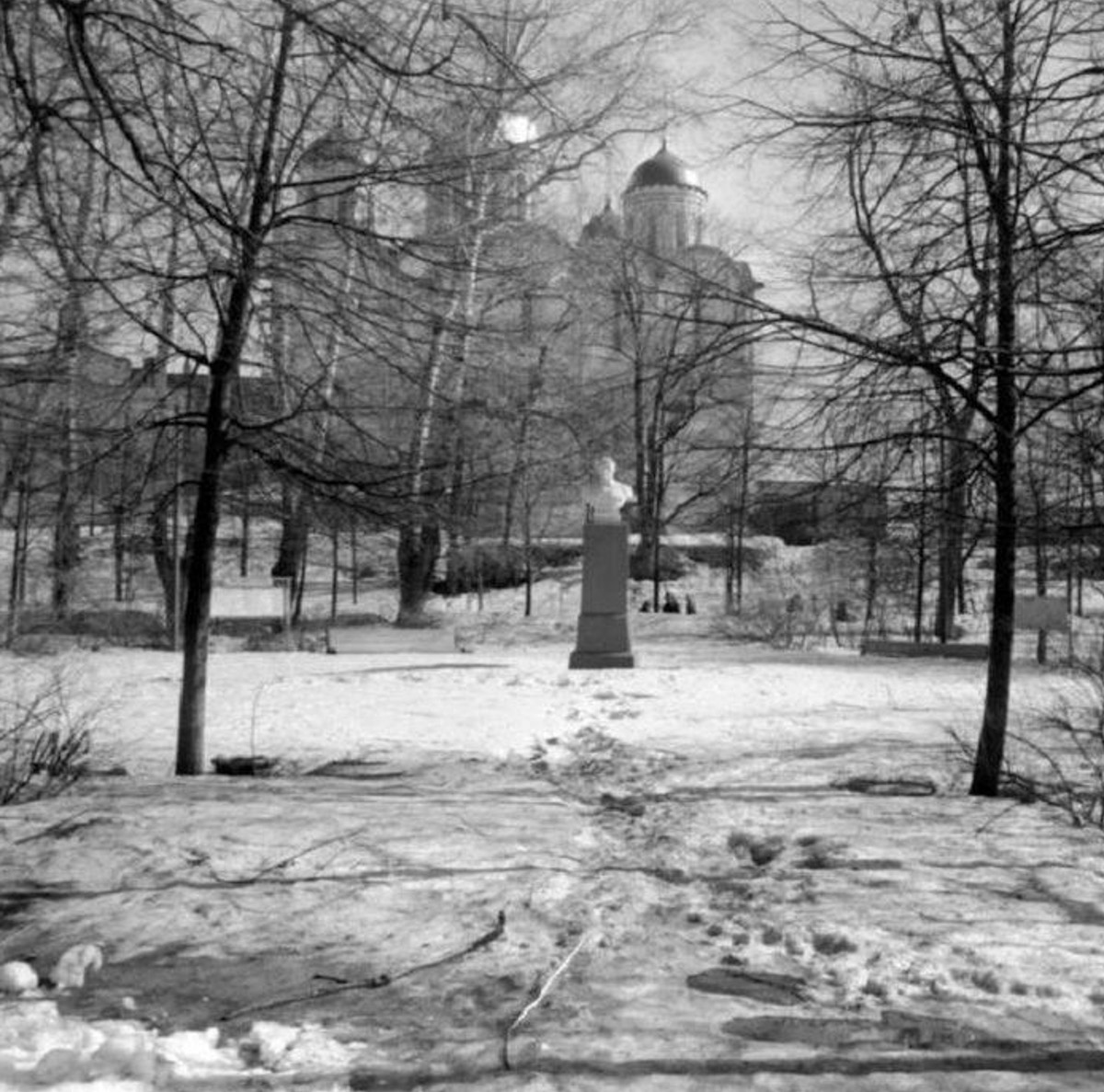 Несмотря на аутентичную внешность, наш город переживал серьезные трансформации. Одни нам удалось застать, другие произошли слишком давно. Но интересно же узнать, что было на месте привычных нам объектов и как выглядели ныне популярные локации раньше! На помощь приходят фото, зафиксировавшие исчезнувшее наследие.